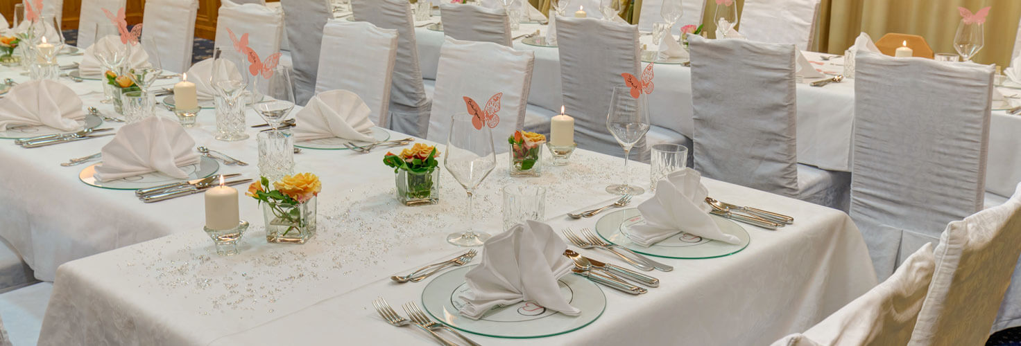 Hochzeitslocation festliche Tafel mit Schmetterlingsdekoration