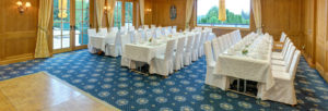 Hochzeitslocation gedeckte Tafel Saal Theres