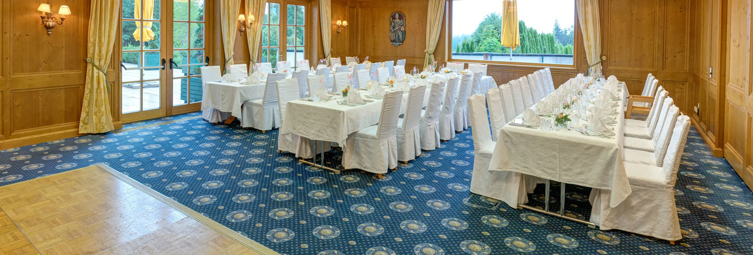 Hochzeitslocation gedeckte Tafel Saal Theres