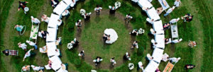 Hochzeitslocation runde Hochzeitstafel von oben mit Brautpaar