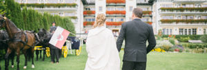 Hochzeitsplanung Brautpaar mit Kutsche