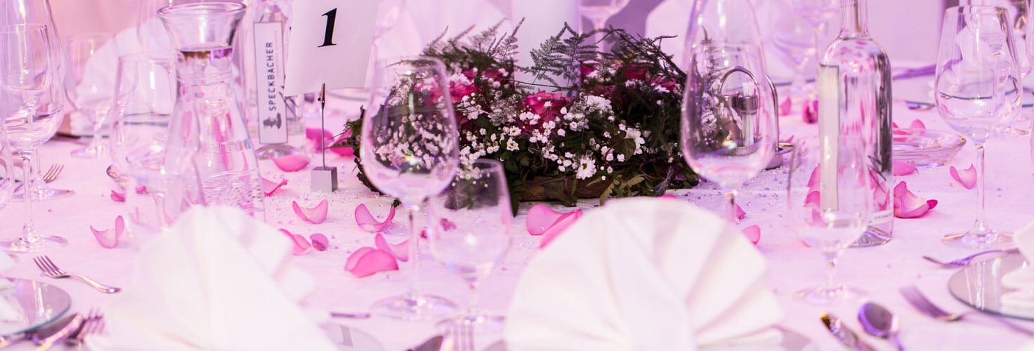 Hochzeitsplanung dekorierter Hochzeitstisch