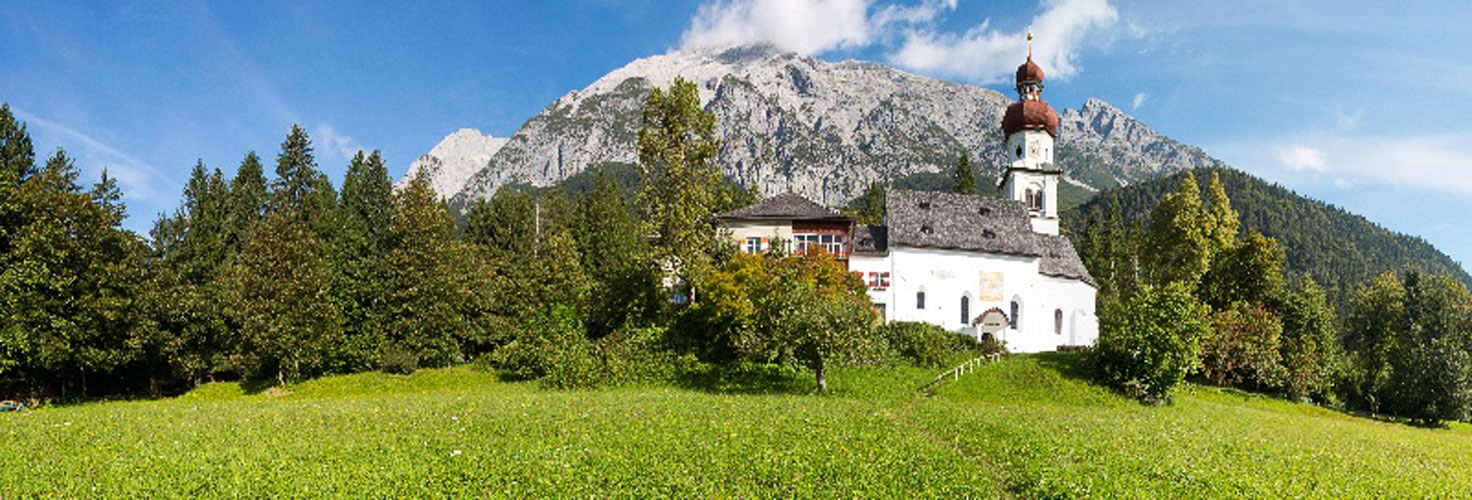 Hochzeitsplanung Wiese Kapelle Sankt Martin