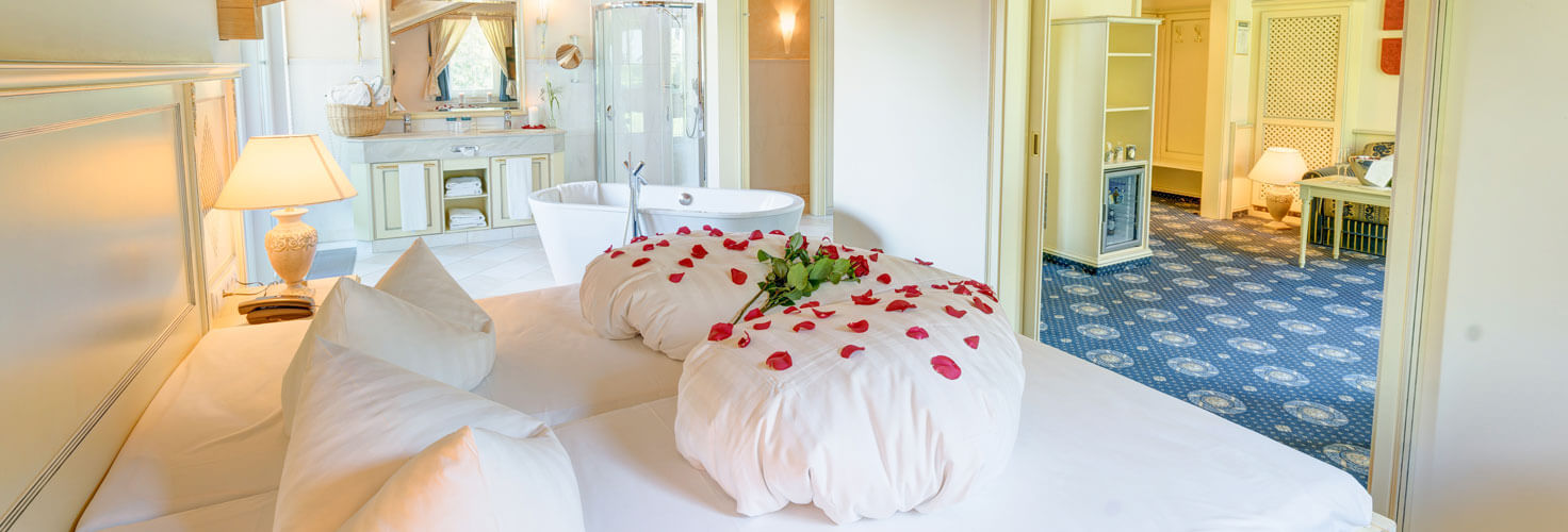Hochzeitssuiten Bett mit Herzdecke