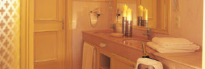 Badezimmer mit Kerzen und Sekt