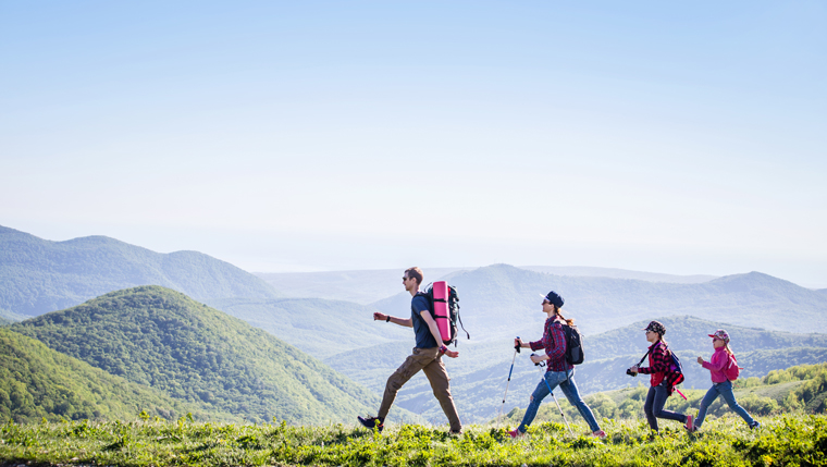 familie-beim-wanderuralub-in-tirol